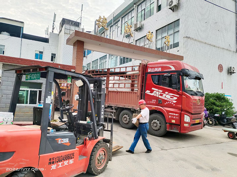 2022年11月17日訂購的臺灣生產(chǎn)的“東臺牌”數(shù)控鉆孔機安裝到位！