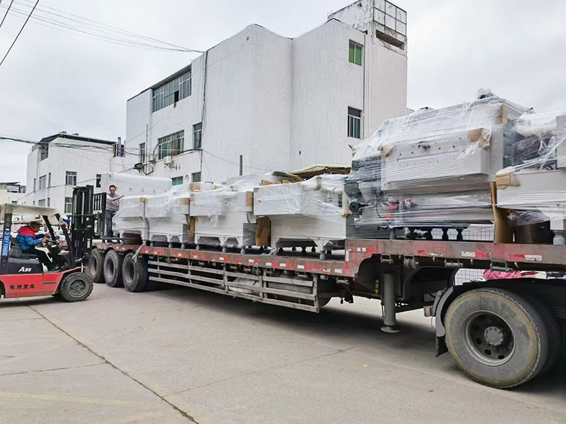 2022年1月19日福建工廠，訂購的自動退膜退錫蝕刻線到廠，該機全長32米